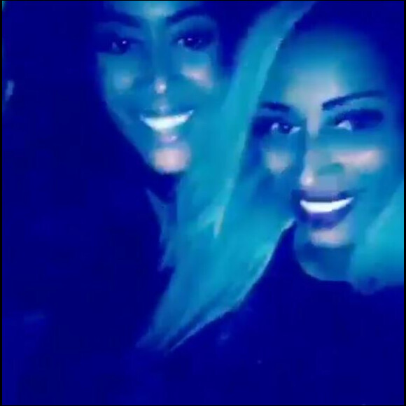 Amel Bent à L'Arc, à Paris, avec Demdem, la femme de Maître Gims le 18 mars 2017.