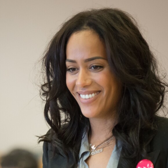 Exclusif - Amel Bent lors de la lecture de la dictée ELA à des élèves de la classe de 6ème au Collège Pablo Neruda à Aulnay-sous-Bois, France, le 17 octobre 2016 © Cyril Moreau/Bestimage
