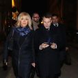 Emmanuel Macron, leader du mouvement "En Marche !" et candidat à l'élection présidentielle, se promène avec sa femme Brigitte Trogneux et le député Arnaud Leroy dans les rues de Bordeaux, après son meeting devant ses militants, le 13 décembre 2016.