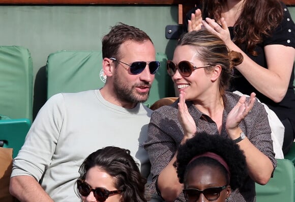 Fred Testot et sa compagne - People dans les tribunes des Internationaux de France de tennis de Roland Garros à Paris. Le 1er juin 2015.