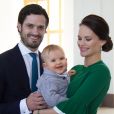 Le prince Carl Philip et la princesse Sofia de Suède ont annoncé le 23 mars 2017 par le biais de cette photo avec leur fils le prince Alexander, qui aura 1 an le 19 avril 2017, qu'ils attendent leur second enfant. La naissance est prévue pour le mois de septembre.