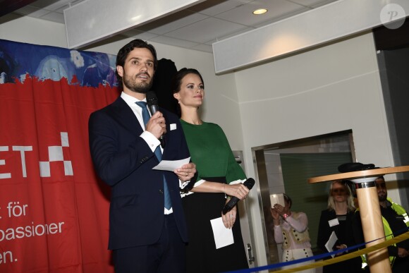 Le prince Carl Philip et la princesse Sofia de Suède le 17 mars 2017 lors de l'inauguration d'un centre de loisirs dans la banlieue de Stockholm. Le 23 mars, le couple a annoncé attendre son second enfant.