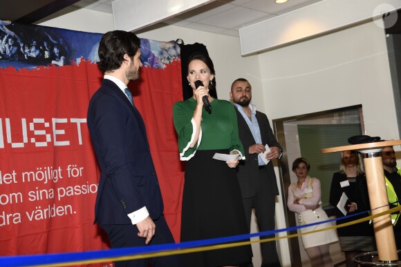 Le prince Carl Philip et la princesse Sofia de Suède le 17 mars 2017 lors de l'inauguration d'un centre de loisirs dans la banlieue de Stockholm. Le 23 mars, le couple a annoncé attendre son second enfant.