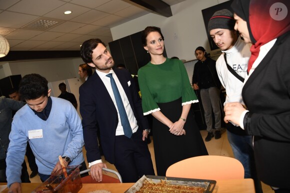 Le prince Carl Philip et la princesse Sofia de Suède le 17 mars 2017 lors de l'inauguration d'un centre de loisirs dans la banlieue de Stockholm. Le 23 mars, le couple a annoncé attendre son second enfant.
