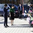  Le prince Carl Philip et la princesse Sofia de Suède le 17 mars 2017 lors de l'inauguration d'un centre de loisirs dans la banlieue de Stockholm. Le 23 mars, le couple a annoncé attendre son second enfant. 