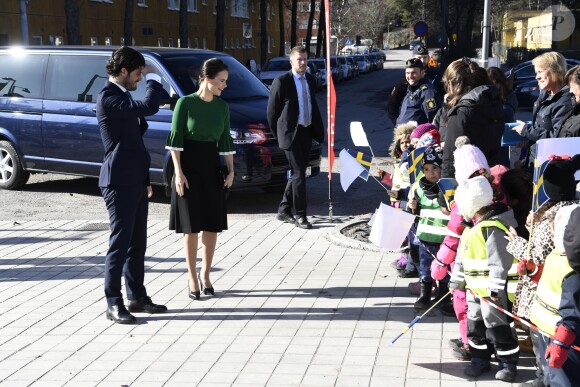 Le prince Carl Philip et la princesse Sofia de Suède le 17 mars 2017 lors de l'inauguration d'un centre de loisirs dans la banlieue de Stockholm. Le 23 mars, le couple a annoncé attendre son second enfant.