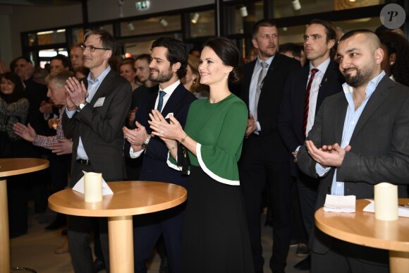 Le prince Carl Philip et la princesse Sofia de Suède le 17 mars 2017 lors de l'inauguration d'un centre de loisirs dans la banlieue de Stockholm. Le 23 mars, le couple a annoncé attendre son second enfant.