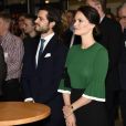  Le prince Carl Philip et la princesse Sofia de Suède le 17 mars 2017 lors de l'inauguration d'un centre de loisirs dans la banlieue de Stockholm. Le 23 mars, le couple a annoncé attendre son second enfant. 