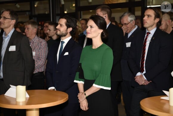 Le prince Carl Philip et la princesse Sofia de Suède le 17 mars 2017 lors de l'inauguration d'un centre de loisirs dans la banlieue de Stockholm. Le 23 mars, le couple a annoncé attendre son second enfant.