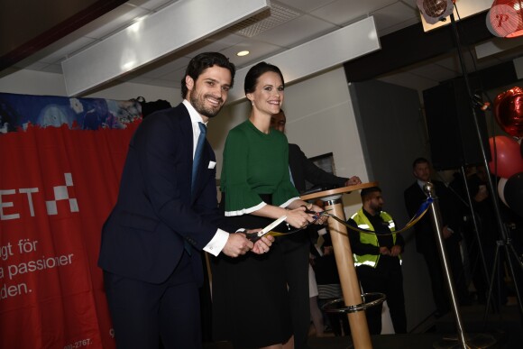 Le prince Carl Philip et la princesse Sofia de Suède le 17 mars 2017 lors de l'inauguration d'un centre de loisirs dans la banlieue de Stockholm. Le 23 mars, le couple a annoncé attendre son second enfant.