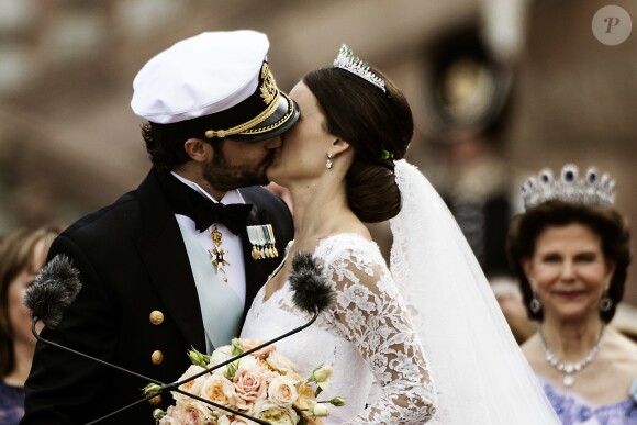 Le prince Carl Philip de Suède et la princesse Sofia (Hellqvist) lors de leur mariage à Stockholm le 13 juin 2015. Le couple a annoncé le 23 mars 2017 attendre son deuxième enfant.