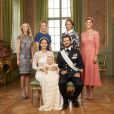 Le prince Alexander de Suède avec ses parents le prince Carl Philip et la princesse Sofia et ses quatre tantes : Sara Hellqvist et Lina Hellqvist (épouse Frejd) et les princesses Madeleine et Victoria. Photo officielle du baptême du prince Alexander de Suède, fils du prince Carl Philip et de la princesse Sofia de Suède, célébré le 9 septembre 2016 au palais royal Drottningholm, à Stockholm. © Mattias Edwall / Cour royale de Suède