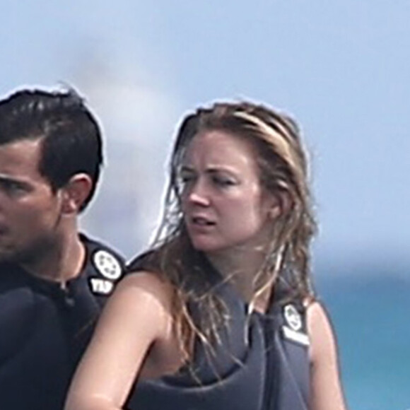 Billie Lourd fait du jet ski avec son petit ami Taylor Lautner à Cabo San Lucas au Mexique, le 14 janvier 2017