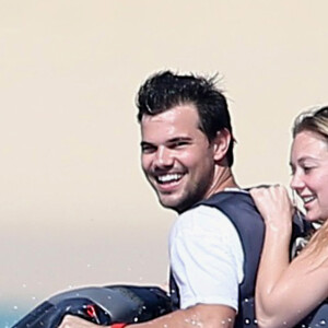Billie Lourd fait du jet ski avec son petit ami Taylor Lautner à Cabo San Lucas au Mexique, le 14 janvier 2017