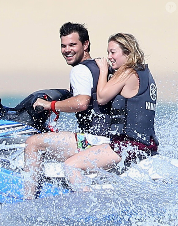 Billie Lourd fait du jet ski avec son petit ami Taylor Lautner à Cabo San Lucas au Mexique, le 14 janvier 2017