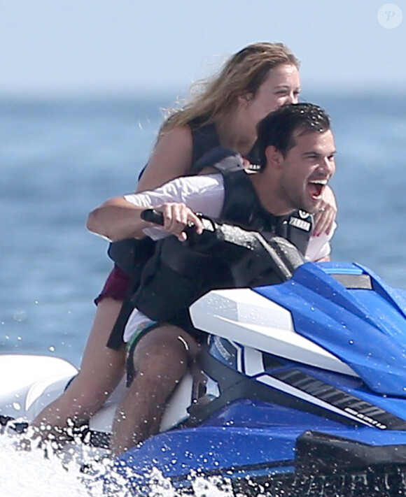 Billie Lourd fait du jet ski avec son petit ami Taylor Lautner à Cabo San Lucas au Mexique, le 14 janvier 2017