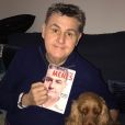Pierre Ménès, sauvé par une greffe d'organes en décembre 2016, se prépare à faire son retour dans le Canal Football Club sur Canal+ le 2 avril 2017. Photo Twitter mars 2017, avec son livre  Deuxième mi-temps .