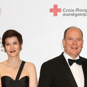 Le prince Albert II de Monaco avec les membres de la Fondation princesse Charlene Luciano Orquera, Agnès Falco, secrétaire générale de la Fondation et Esteban Lozada. - Dîner de gala "Riviera Water Bike Challenge" au Yacht Club de Monaco le 24 mars 2017. Le "Riviera Water Bike Challenge", la première course relais sur l'eau en son genre, se déroulera le 4 juin 2017. © Olivier Huitel / Pool restreint Monaco / Bestimage