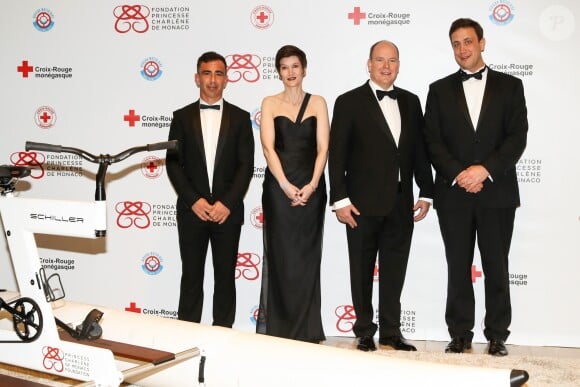 Le prince Albert II de Monaco avec les membres de la Fondation princesse Charlene Luciano Orquera, Agnès Falco, secrétaire générale de la Fondation et Esteban Lozada. - Dîner de gala "Riviera Water Bike Challenge" au Yacht Club de Monaco le 24 mars 2017. Le "Riviera Water Bike Challenge", la première course relais sur l'eau en son genre, se déroulera le 4 juin 2017. © Olivier Huitel / Pool restreint Monaco / Bestimage