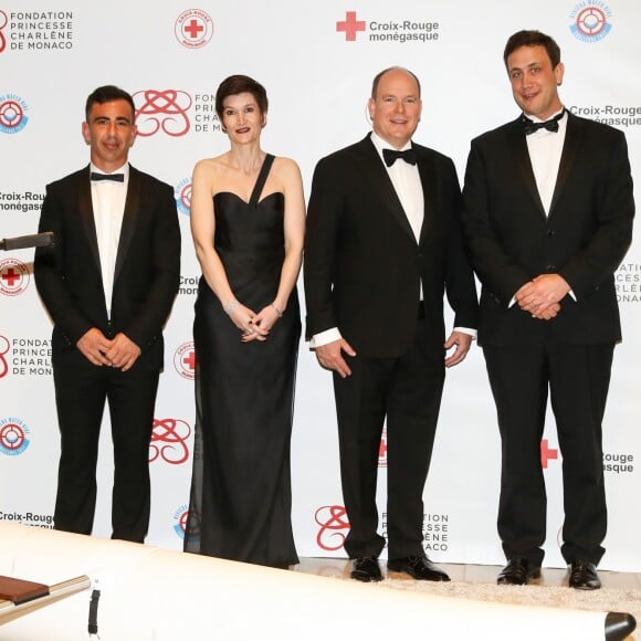 Le prince Albert II de Monaco avec les membres de la Fondation princesse Charlene Luciano Orquera, Agnès Falco, secrétaire générale de la Fondation et Esteban Lozada. - Dîner de gala "Riviera Water Bike Challenge" au Yacht Club de Monaco le 24 mars 2017. Le "Riviera Water Bike Challenge", la première course relais sur l'eau en son genre, se déroulera le 4 juin 2017. © Olivier Huitel / Pool restreint Monaco / Bestimage