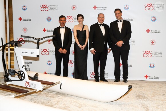 Le prince Albert II de Monaco avec les membres de la Fondation princesse Charlene Luciano Orquera, Agnès Falco, secrétaire générale de la Fondation et Esteban Lozada. - Dîner de gala "Riviera Water Bike Challenge" au Yacht Club de Monaco le 24 mars 2017. Le "Riviera Water Bike Challenge", la première course relais sur l'eau en son genre, se déroulera le 4 juin 2017. © Olivier Huitel / Pool restreint Monaco / Bestimage