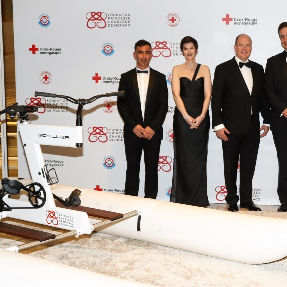 Le prince Albert II de Monaco avec les membres de la Fondation princesse Charlene Luciano Orquera, Agnès Falco, secrétaire générale de la Fondation et Esteban Lozada. - Dîner de gala "Riviera Water Bike Challenge" au Yacht Club de Monaco le 24 mars 2017. Le "Riviera Water Bike Challenge", la première course relais sur l'eau en son genre, se déroulera le 4 juin 2017. © Olivier Huitel / Pool restreint Monaco / Bestimage