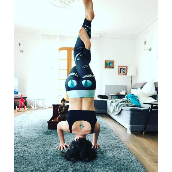Natasha St-Pier fait du yoga avec son fils Bixente