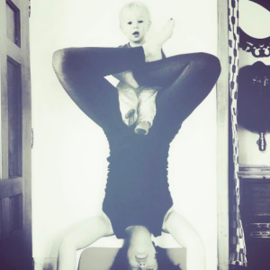 Natasha St-Pier fait du yoga avec son fils Bixente, le temps d'une photo délirante