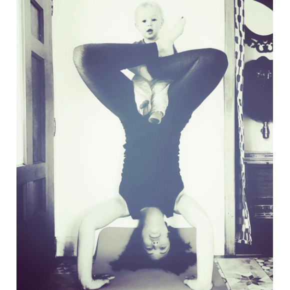 Natasha St-Pier fait du yoga avec son fils Bixente, le temps d'une photo délirante