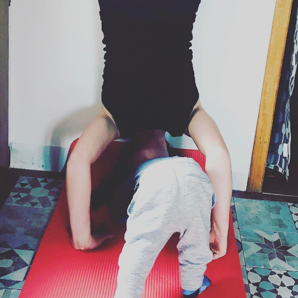 Natasha St-Pier fait du yoga avec son fils Bixente