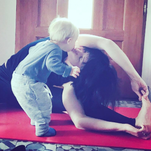 Natasha St-Pier fait du yoga avec son fils Bixente, qui l'embrasse sur la bouche.