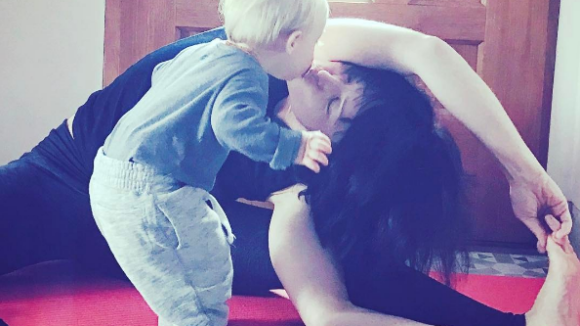 Natasha St-Pier et son fils Bixente : Tendre baiser en pleine séance de yoga