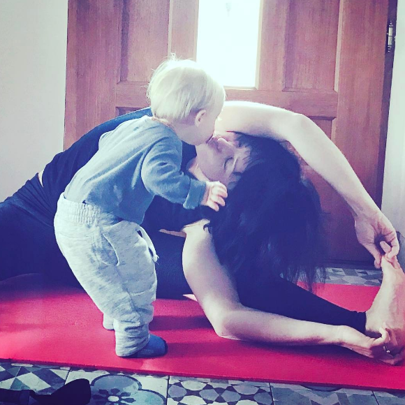 Natasha St-Pier fait du yoga avec son fils Bixente, qui l'embrasse sur la bouche.