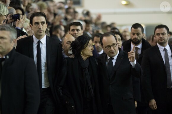 Antonia Emmanuelli, veuve d'Henri Emmanuelli et son fils Antoine avec François Hollande - François Hollande et de nombreux membres du gouvernement ont participé à un hommage républicain à Henri Emmanuelli à Mont-de-Marsan le 25 mars 2017.