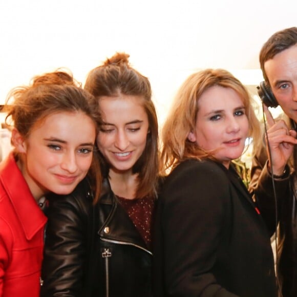 Exclusif - Anthony Delon avec ses filles Loup et Liv, Marie-Amélie Seigner - Lancement de la marque de vêtements de cuir "Anthony Delon 1985" chez Montaigne Market à Paris. Le 7 mars 2017 © Philippe Doignon / Bestimage