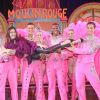 Exclusif - Teri Hatcher pose avec les danseuses du Moulin Rouge à Paris le 24 mars 2017