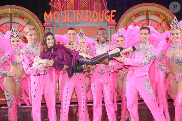 Exclusif - Teri Hatcher pose avec les danseuses du Moulin Rouge à Paris le 24 mars 2017