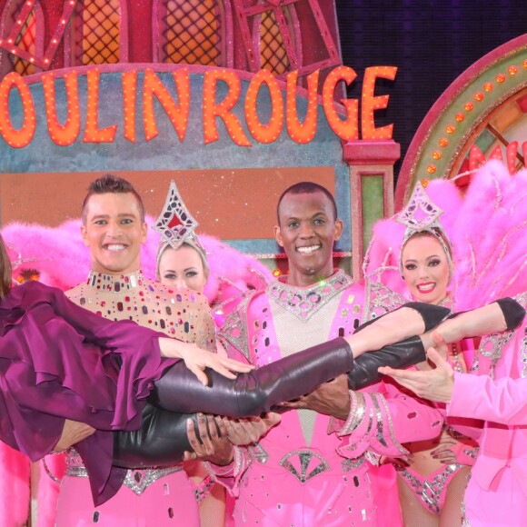 Exclusif - Teri Hatcher pose avec les danseuses du Moulin Rouge à Paris le 24 mars 2017