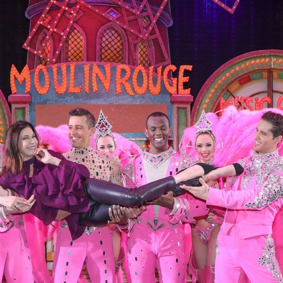Exclusif - Teri Hatcher pose avec les danseuses du Moulin Rouge à Paris le 24 mars 2017