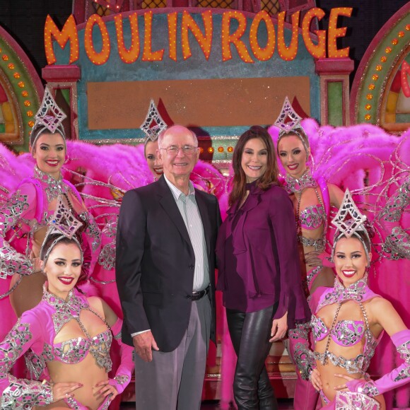 Exclusif - Teri Hatcher et son père Owen Hatcher posent avec les danseuses du Moulin Rouge à Paris le 24 mars 2017