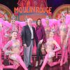 Exclusif - Teri Hatcher et son père Owen Hatcher posent avec les danseuses du Moulin Rouge à Paris le 24 mars 2017