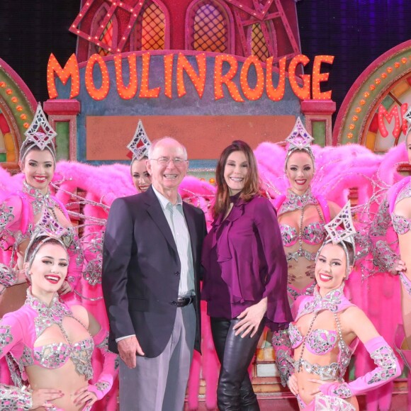 Exclusif - Teri Hatcher et son père Owen Hatcher posent avec les danseuses du Moulin Rouge à Paris le 24 mars 2017