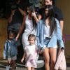 Kim et Kourtney Kardashian avec leurs filles Penelope Disick et North West à Los Angeles le 10 mars 2017.