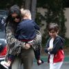 Kourtney Kardashian et ses enfants Mason et Penelope à Woodland Hills. Le 21 février 2017.