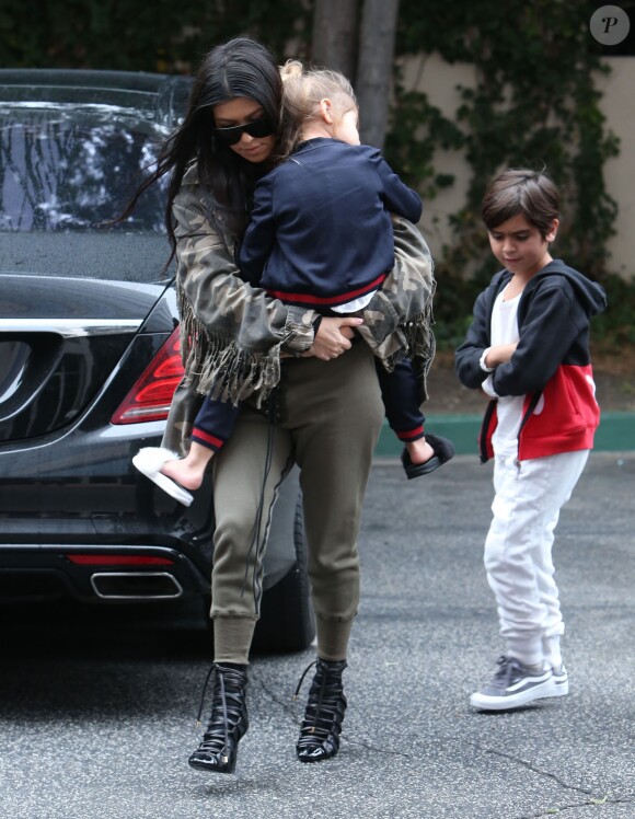 Kourtney Kardashian et ses enfants Mason et Penelope à Woodland Hills. Le 21 février 2017.