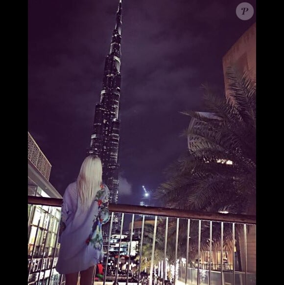 Mélanie Da Cruz devant la tour Burj Khalifa à Dubaï avec Anthony Martial, mars 2017
