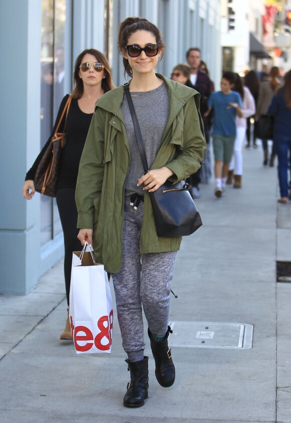 Emmy Rossum fait du shopping chez Crate and Barrel à Beverly Hills, le 22 novembre 2016