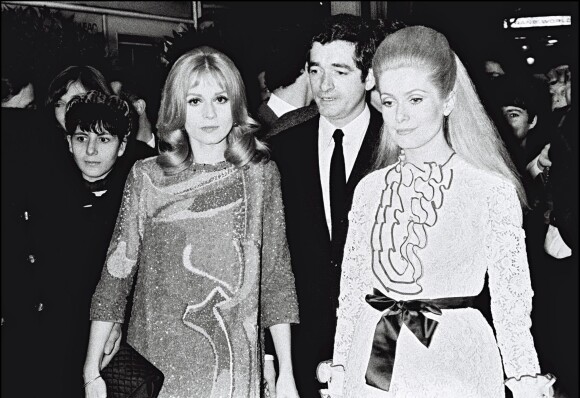 Catherine Deneuve, Jacques Demy et Françoise Dorléac lors de l'avant-première du film Les Demoiselles de Rochefort en 1967 à Paris