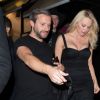 Exclusif - Pamela Anderson se rend au Crazy Horse avec un ami et son agent Jeremy Parra à Paris le 29 mars 2017.
