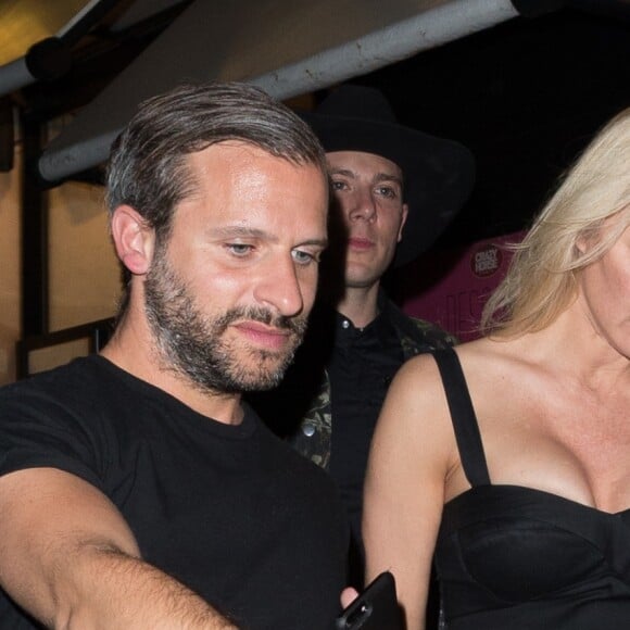 Exclusif - Pamela Anderson se rend au Crazy Horse avec un ami et son agent Jeremy Parra à Paris le 29 mars 2017.